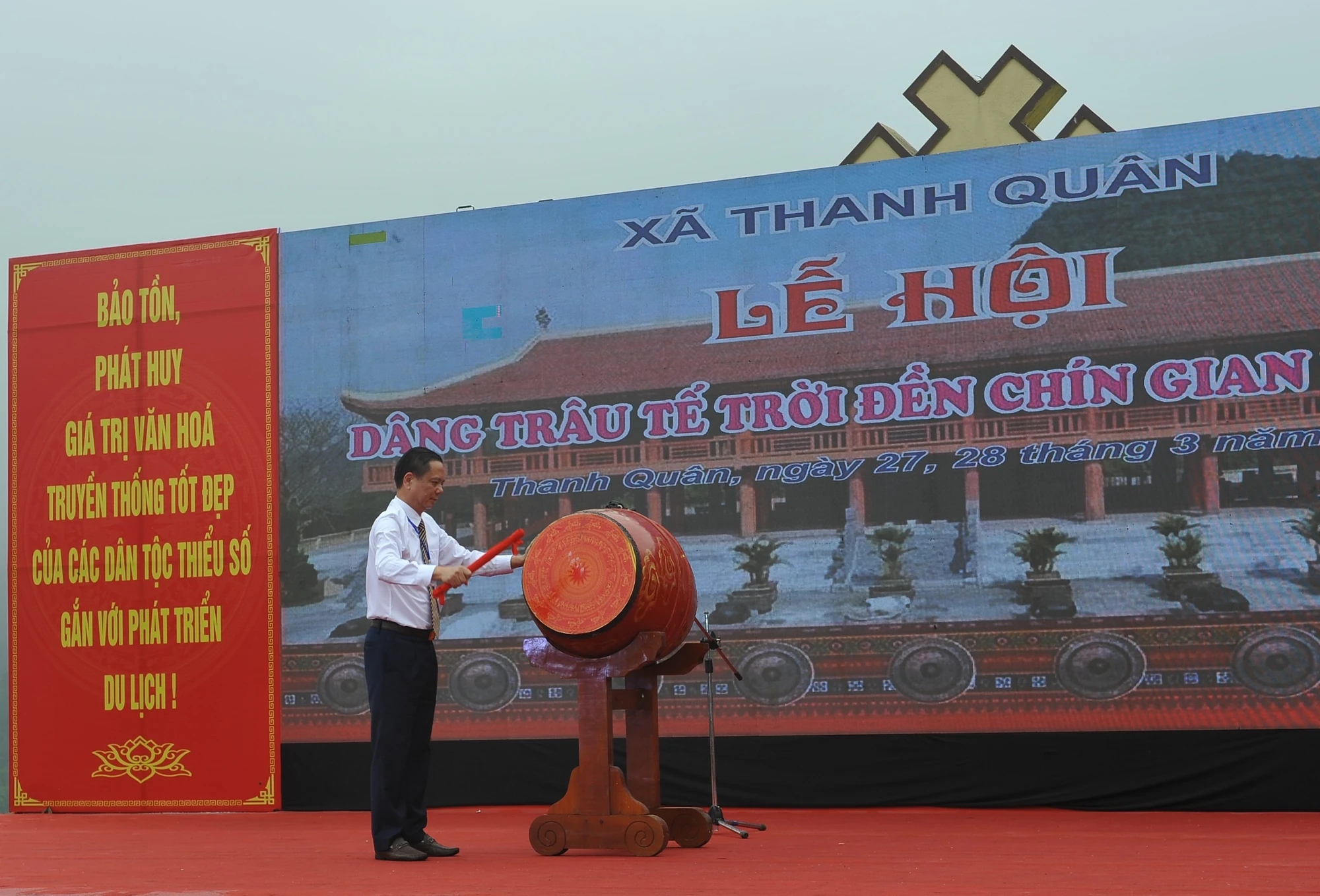 Đền Chín Gian rộn ràng ngày hội Dâng trâu tế trời năm 2026