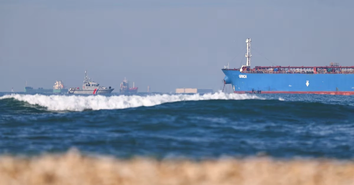Anh cho phép quân đội kiểm tra tàu chở dầu nghi thuộc “hạm đội bóng tối” của Nga