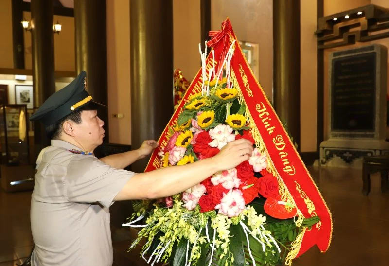 Thi hành án dân sự tỉnh Thanh Hóa dâng hương, báo công Chủ tịch Hồ Chí Minh
