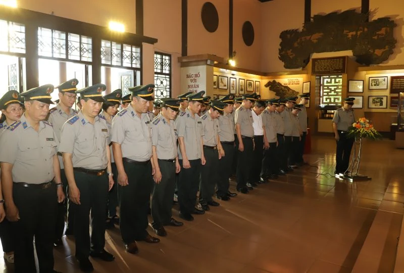 Thi hành án dân sự tỉnh Thanh Hóa dâng hương, báo công Chủ tịch Hồ Chí Minh