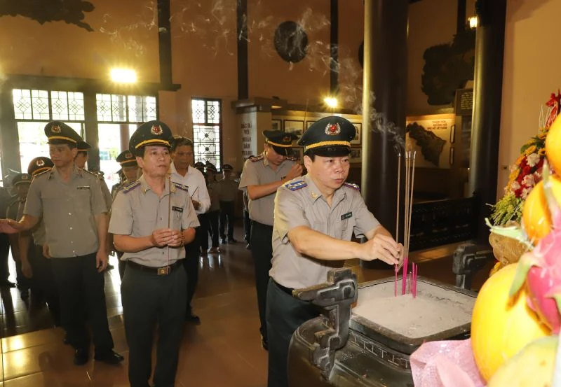 Thi hành án dân sự tỉnh Thanh Hóa dâng hương, báo công Chủ tịch Hồ Chí Minh