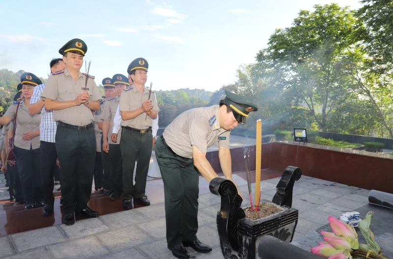 Thi hành án dân sự tỉnh Thanh Hóa dâng hương, báo công Chủ tịch Hồ Chí Minh