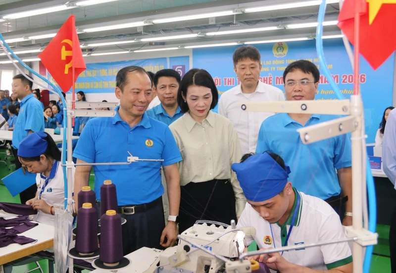Công nhân Công ty Sakurai Việt Nam thi tay nghề may giỏi