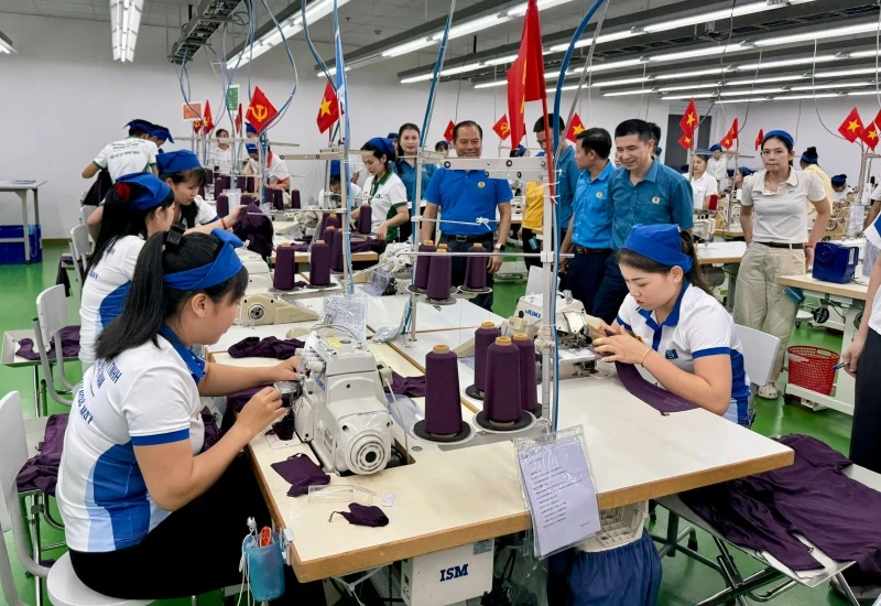 Công nhân Công ty Sakurai Việt Nam thi tay nghề may giỏi