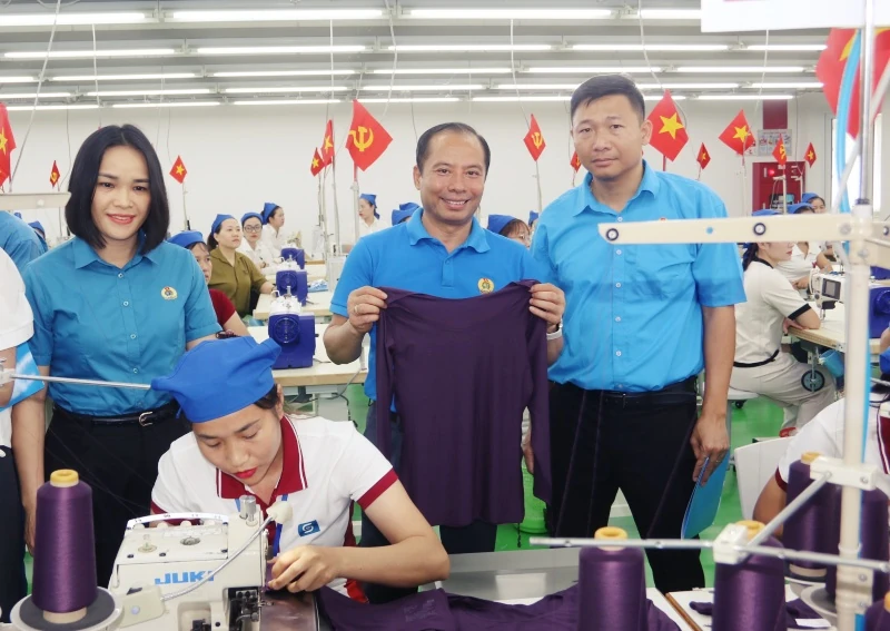 Công nhân Công ty Sakurai Việt Nam thi tay nghề may giỏi