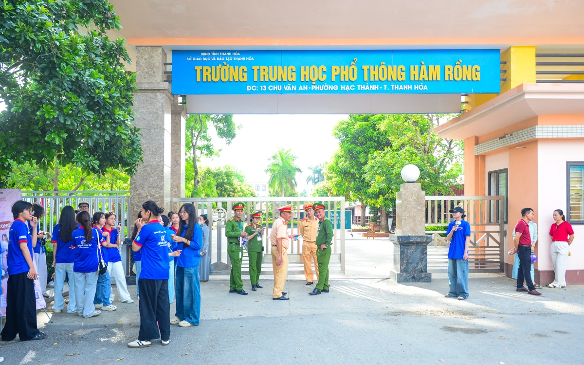 Áo xanh” đồng hành cùng sĩ tử Thanh Hóa thi vào lớp 10