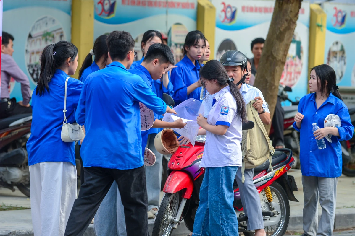 Áo xanh” đồng hành cùng sĩ tử Thanh Hóa thi vào lớp 10