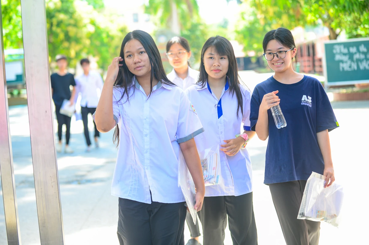 Thí sinh thi vào lớp 10 hoàn thành môn đầu tiên: Đề Văn vừa sức, giàu tính thực tiễn