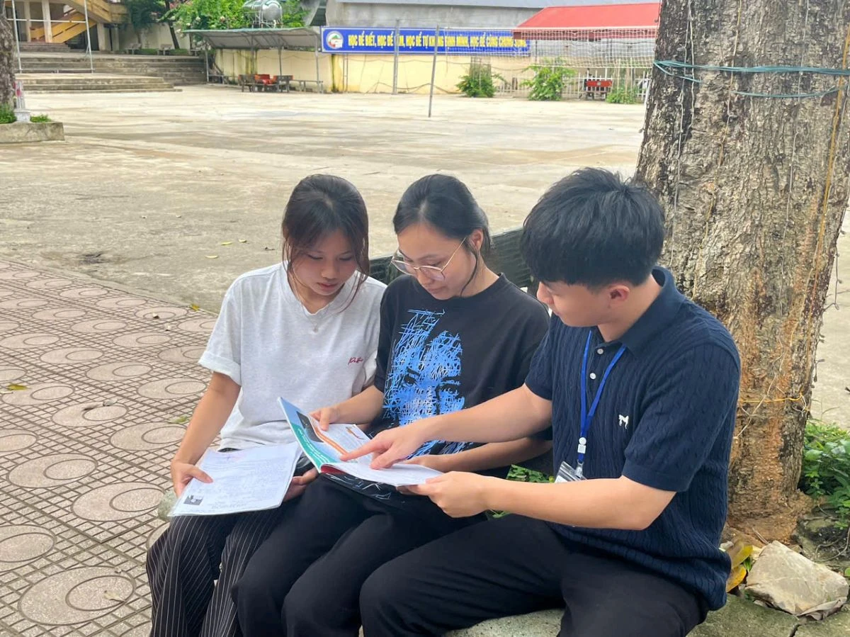 Đôi bạn trọ học, nuôi ước mơ làm cô giáo