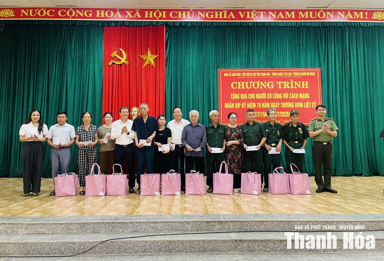 Tặng quà cho các gia đình chính sách tại 2 xã Xuân Bình và Thanh Phong