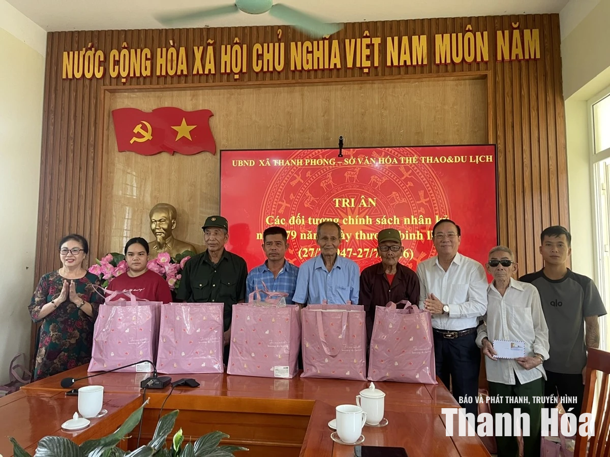 Tặng quà cho các gia đình chính sách tại 2 xã Xuân Bình và Thanh Phong