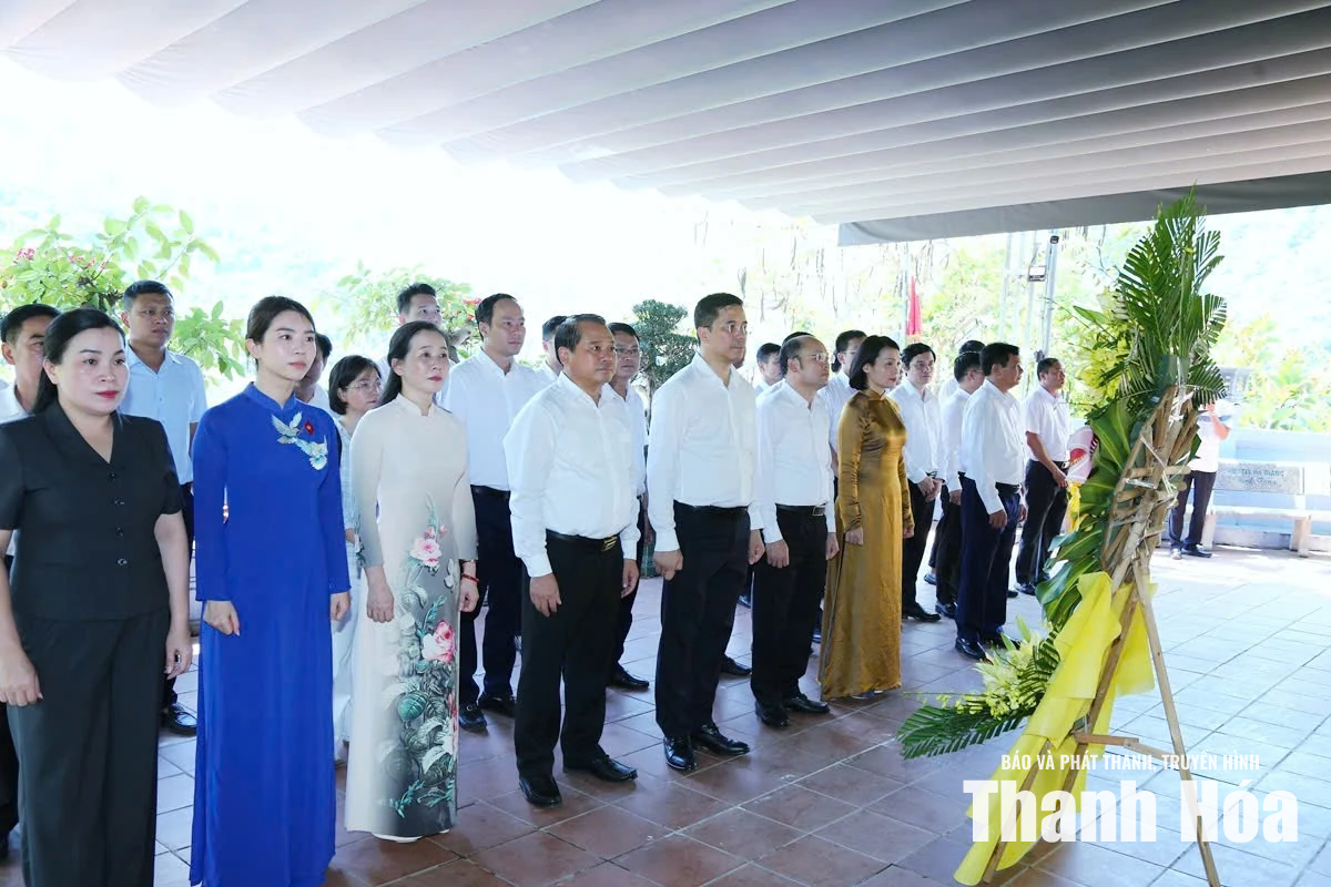 Đoàn đại biểu tỉnh Thanh Hóa viếng nghĩa trang liệt sĩ tại tỉnh Tuyên Quang