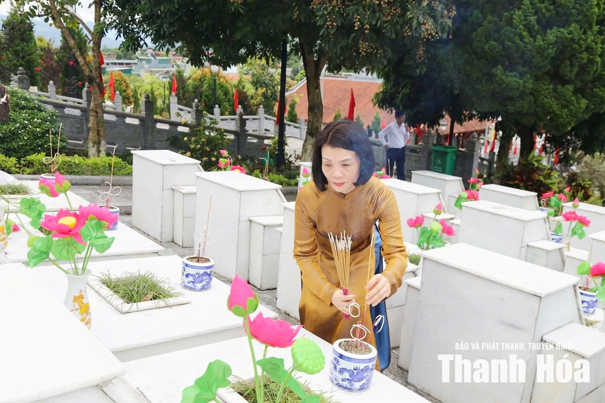 Đoàn đại biểu tỉnh Thanh Hóa viếng nghĩa trang liệt sĩ tại tỉnh Tuyên Quang