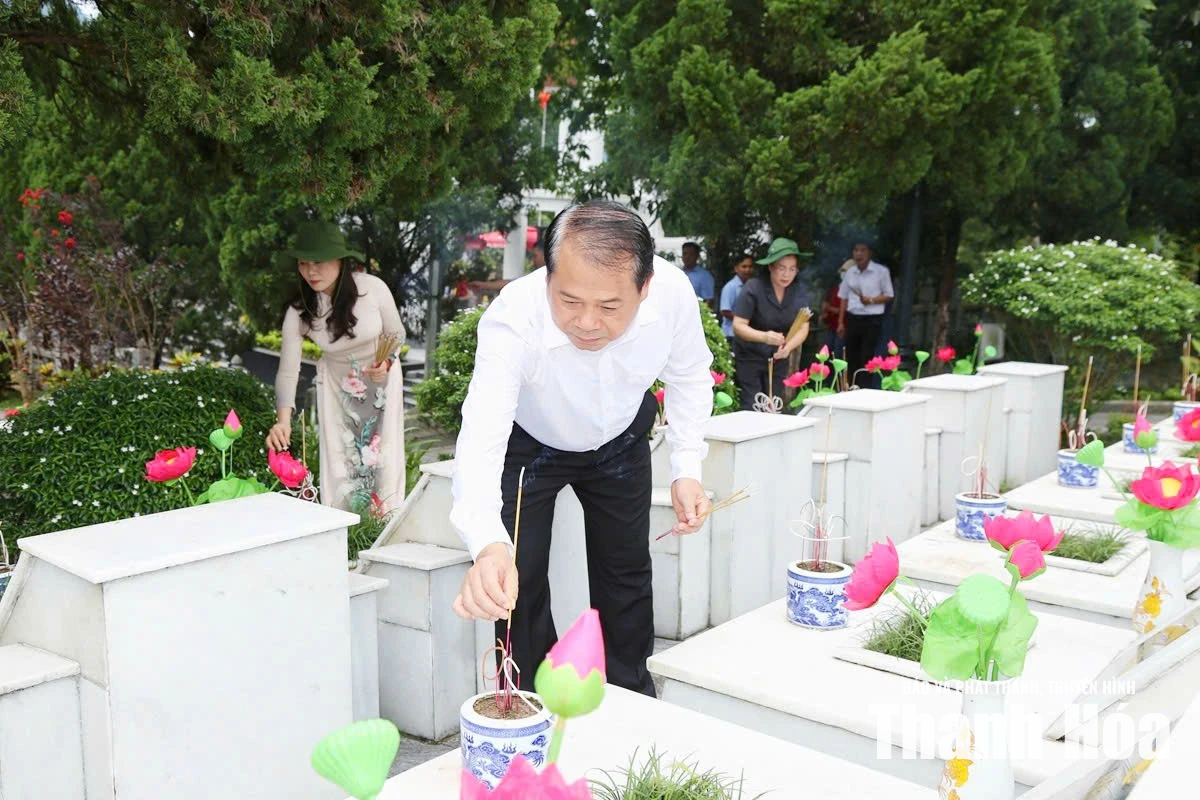 Đoàn đại biểu tỉnh Thanh Hóa viếng nghĩa trang liệt sĩ tại tỉnh Tuyên Quang