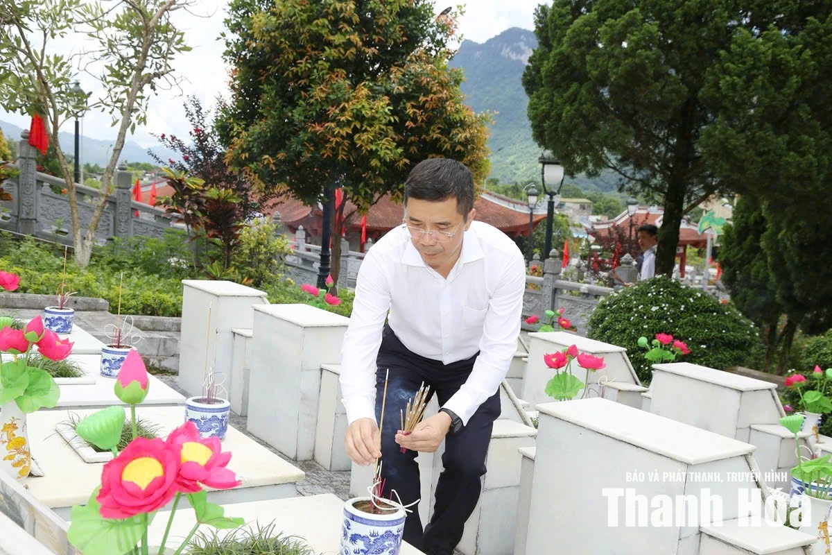 Đoàn đại biểu tỉnh Thanh Hóa viếng nghĩa trang liệt sĩ tại tỉnh Tuyên Quang