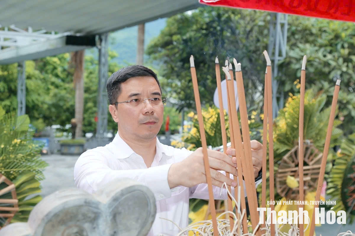 Đoàn đại biểu tỉnh Thanh Hóa viếng nghĩa trang liệt sĩ tại tỉnh Tuyên Quang