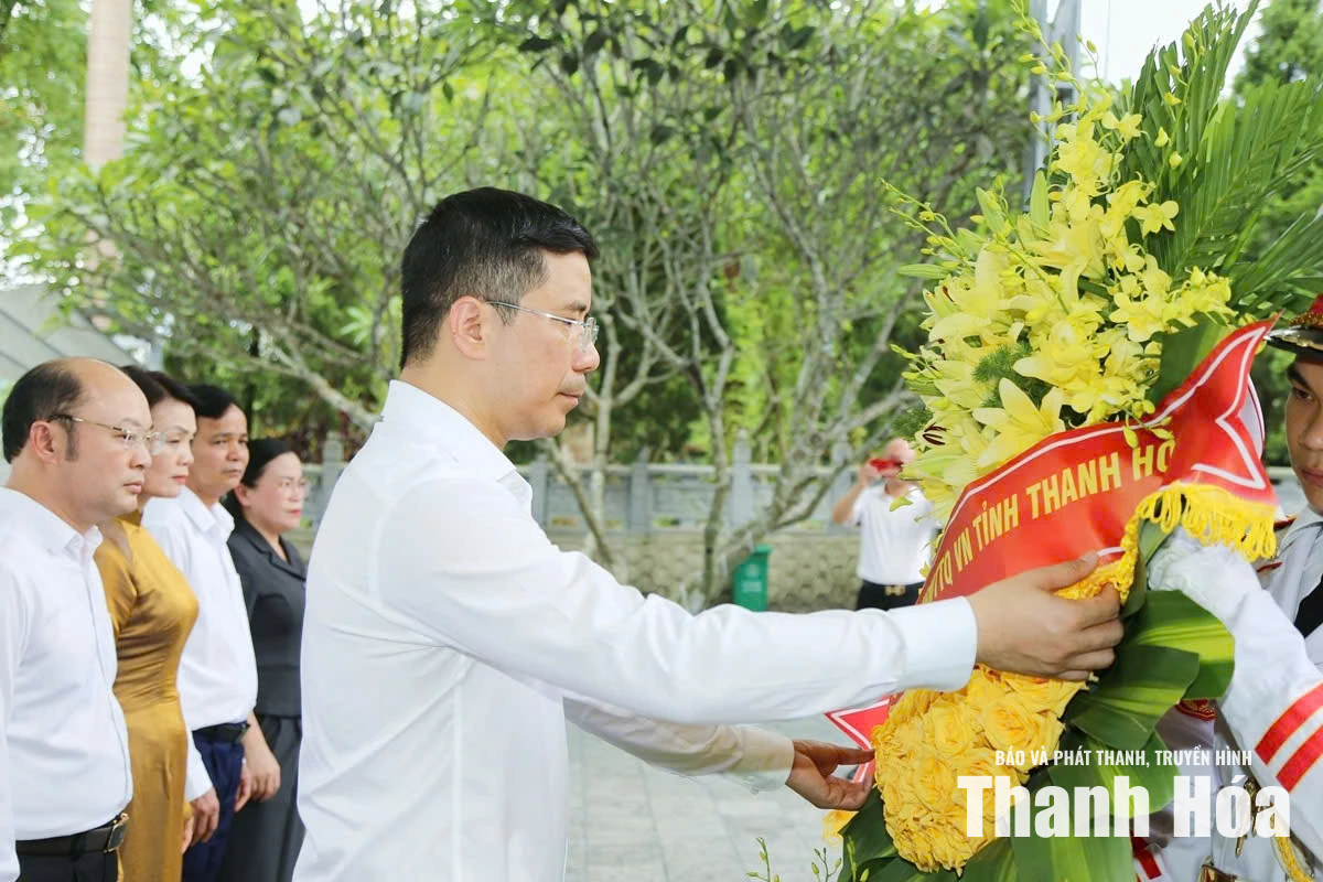 Đoàn đại biểu tỉnh Thanh Hóa viếng nghĩa trang liệt sĩ tại tỉnh Tuyên Quang
