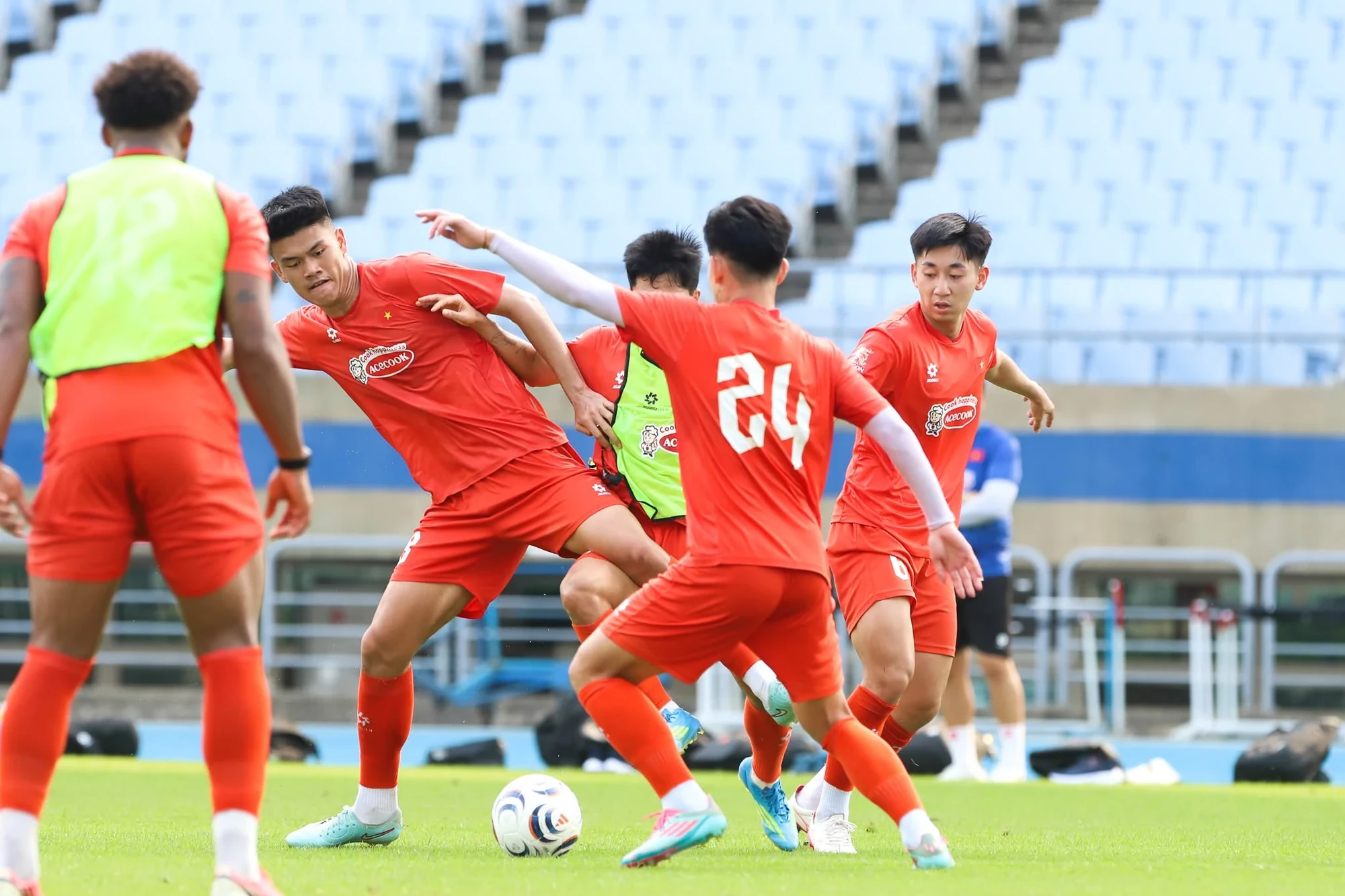 Trung vệ trẻ nhất và cao nhất ĐT Việt Nam đặt quyết tâm cao trong lần đầu tập trung; Mbappe lập công đưa Pháp vào tứ kết World Cup 2026