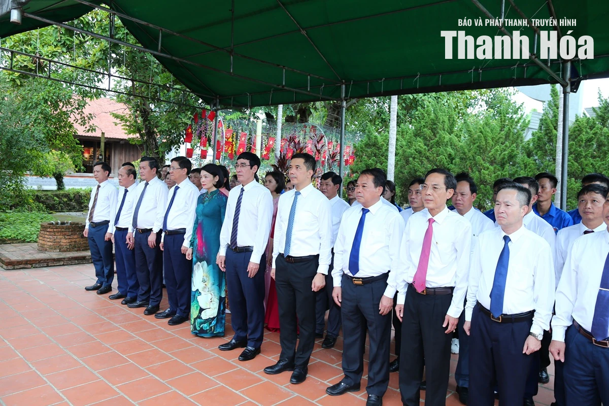Phó Bí thư Thường trực Tỉnh ủy Nguyễn Hồng Phong dâng hương tại Khu di tích lịch sử cách mạng Yên Trường
