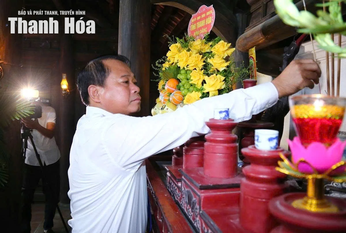 Phó Bí thư Thường trực Tỉnh ủy Nguyễn Hồng Phong dâng hương tại Khu di tích lịch sử cách mạng Yên Trường