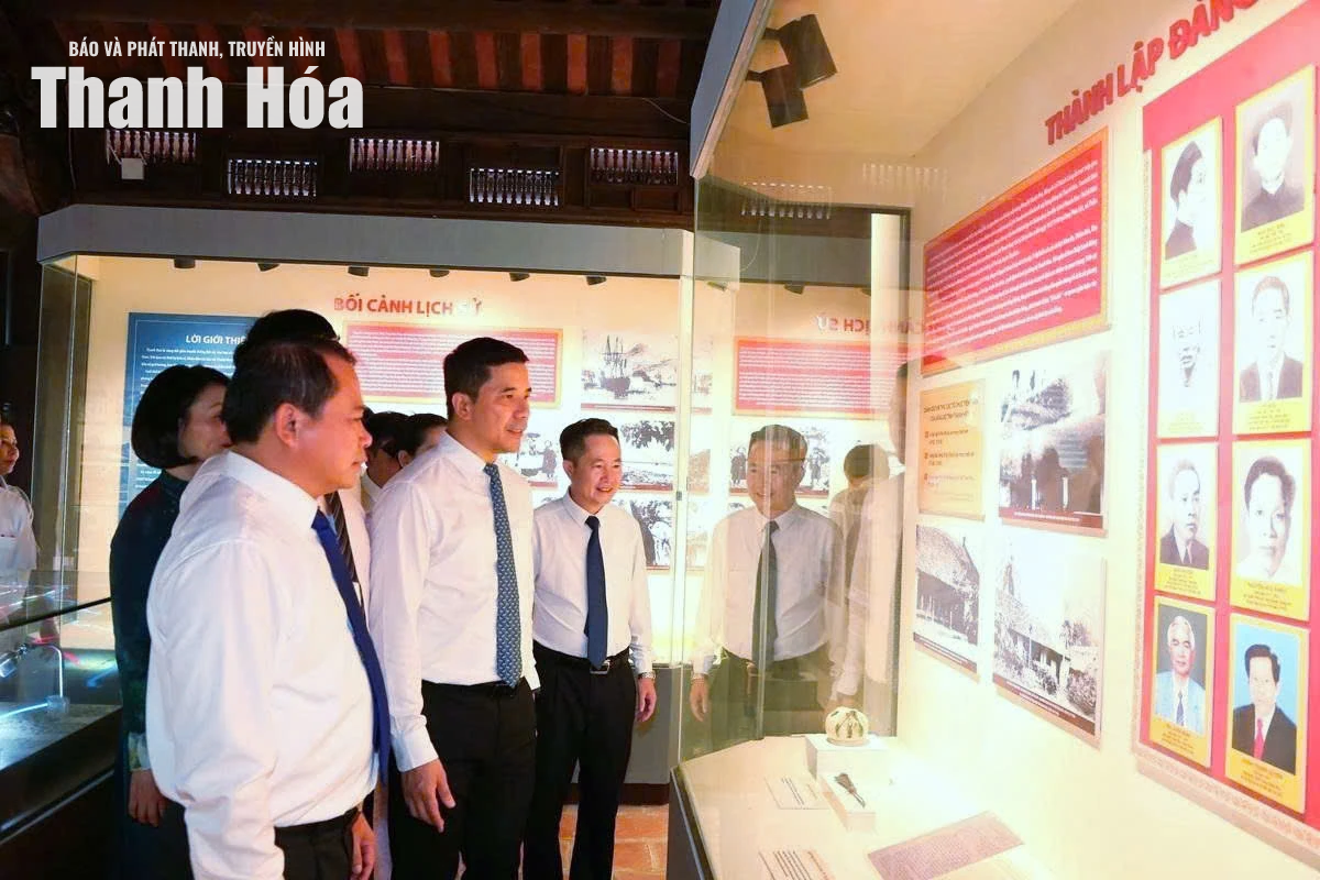 Phó Bí thư Thường trực Tỉnh ủy Nguyễn Hồng Phong dâng hương tại Khu di tích lịch sử cách mạng Yên Trường