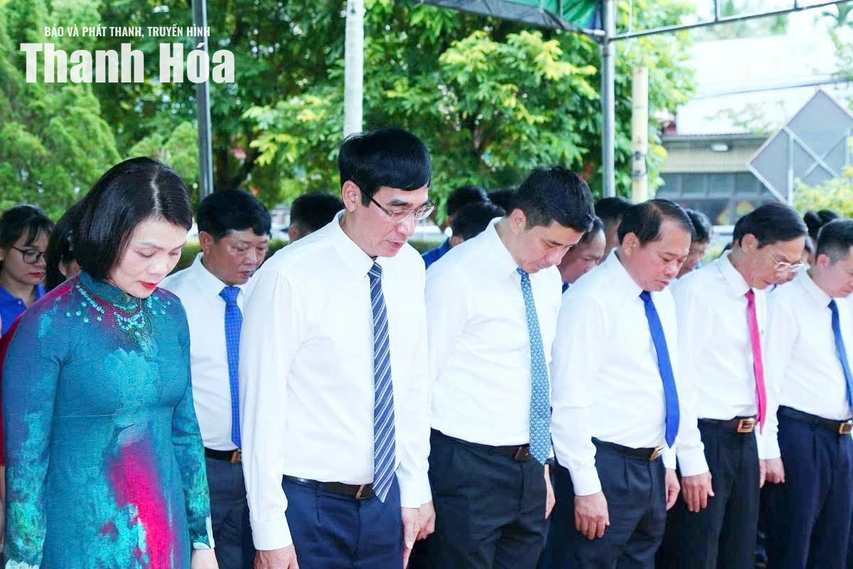 Phó Bí thư Thường trực Tỉnh ủy Nguyễn Hồng Phong dâng hương tại Khu di tích lịch sử cách mạng Yên Trường
