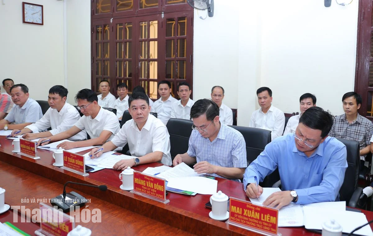 Chủ tịch UBND tỉnh Tô Anh Dũng làm việc với Ban Quản lý dự án đầu tư công trình giao thông Thanh Hóa