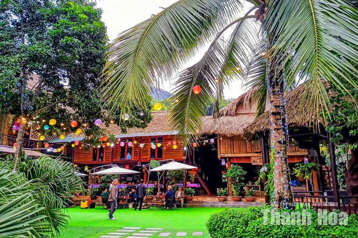 Vợ chồng già biến nhà sàn bên suối thành homestay hút khách