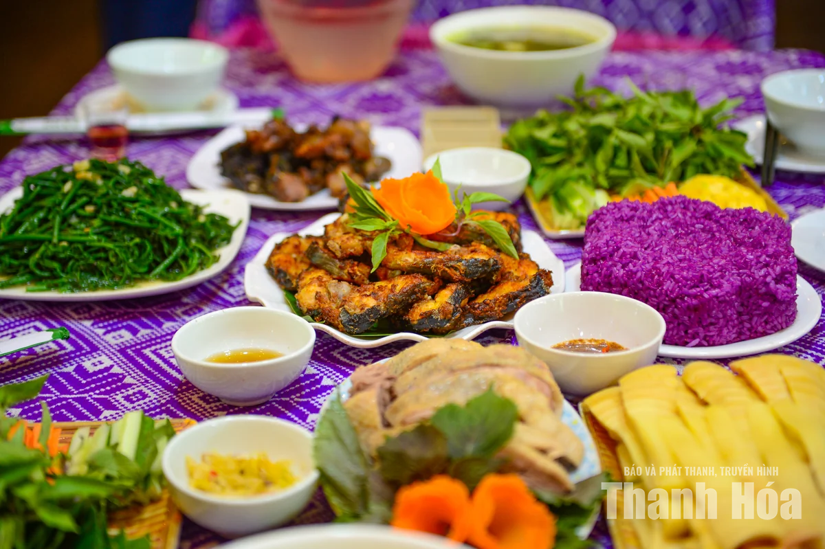 Vợ chồng già biến nhà sàn bên suối thành homestay hút khách