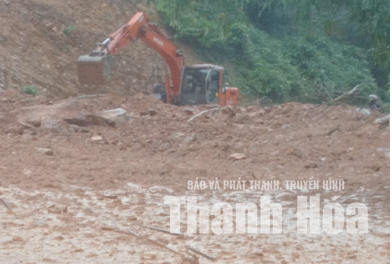 Đảm bảo an toàn lưu thông trên các tuyến đường bị ngập lụt, sạt lở