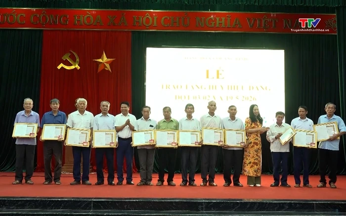 Đảng ủy xã Quảng Bình trao tặng huy hiệu Đảng cho 56 đảng viên