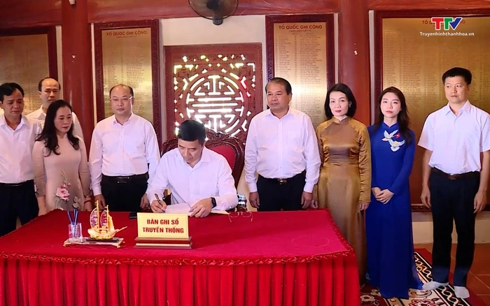 Đoàn đại biểu tỉnh Thanh Hóa viếng nghĩa trang liệt sĩ tại tỉnh Tuyên Quang